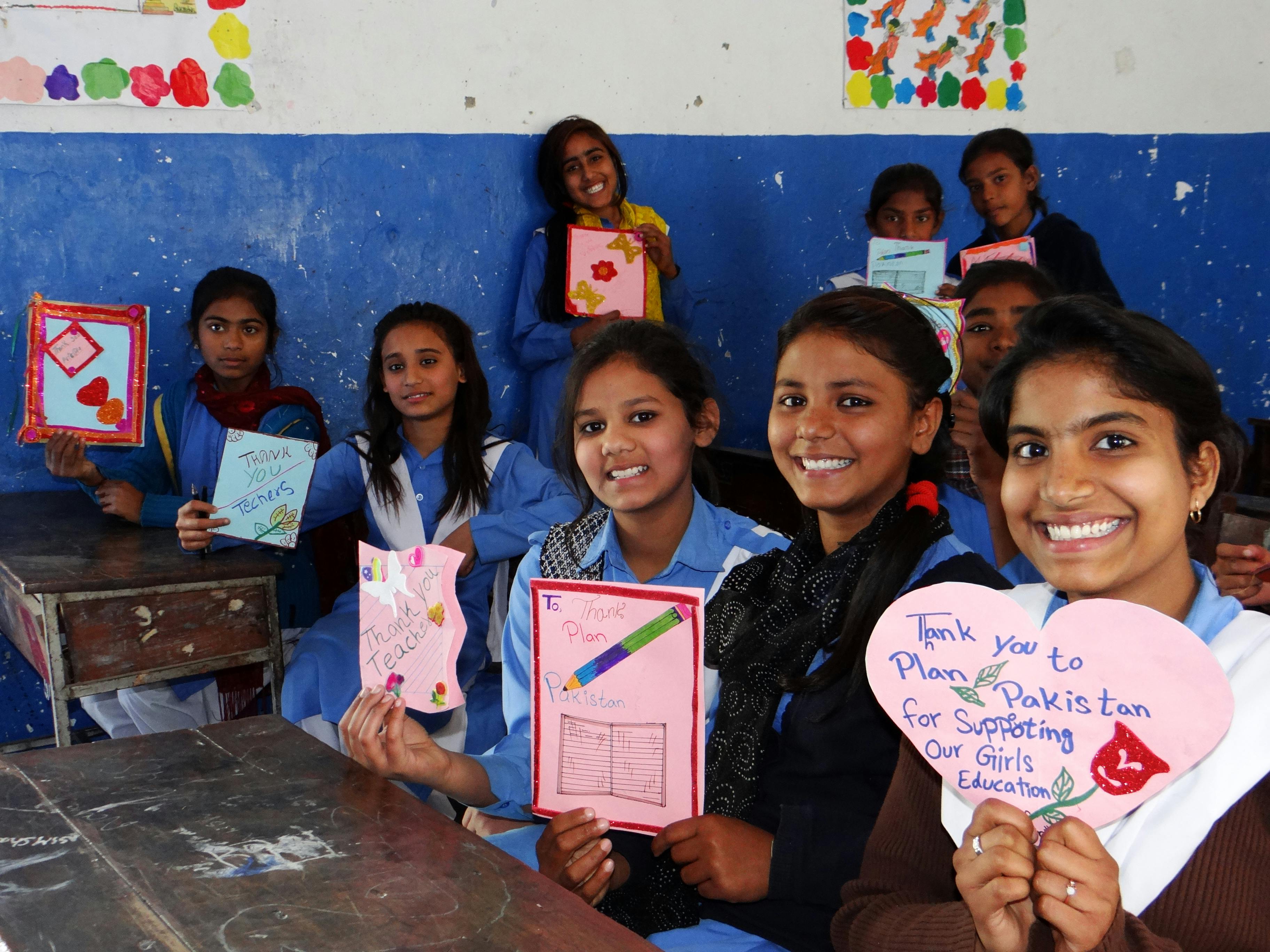 Schoolmeisjes met tekeningen in pakistan