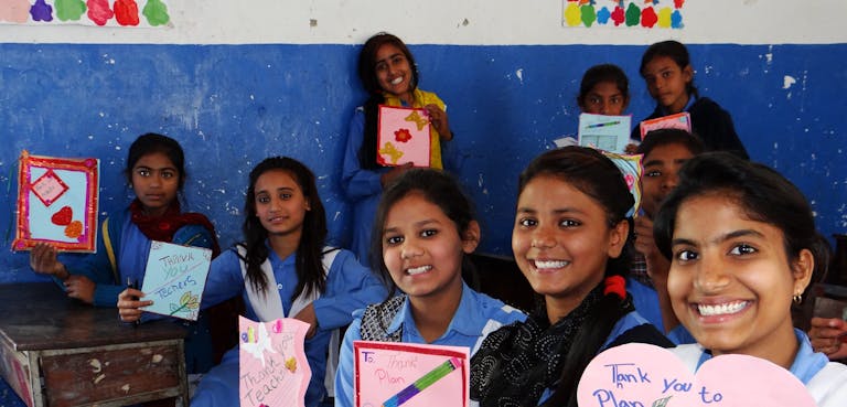 Schoolmeisjes met tekeningen in pakistan
