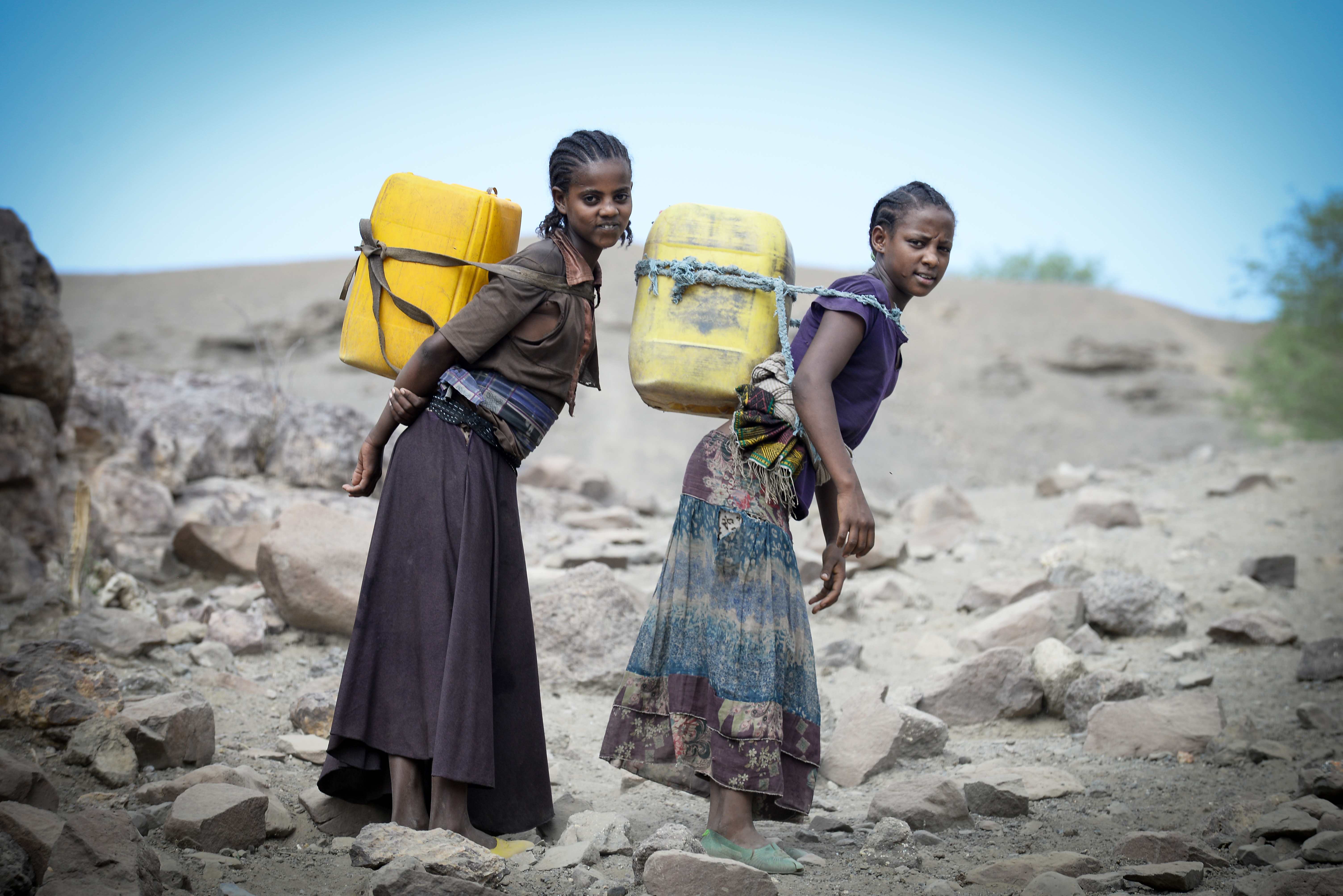 meisjes in ethiopië dragen water