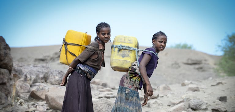 meisjes in ethiopië dragen water