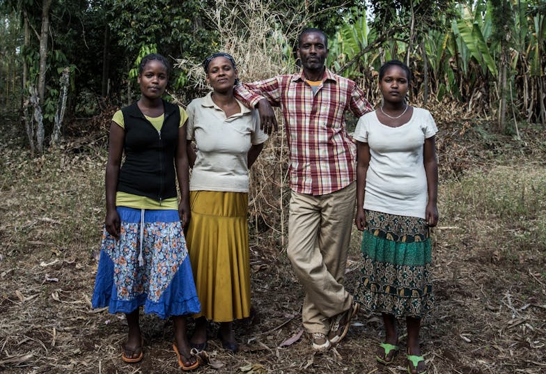 familie van man, vrouw en twee dochters in Ethiopië