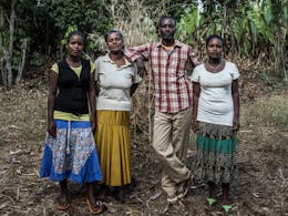 familie van man, vrouw en twee dochters in Ethiopië