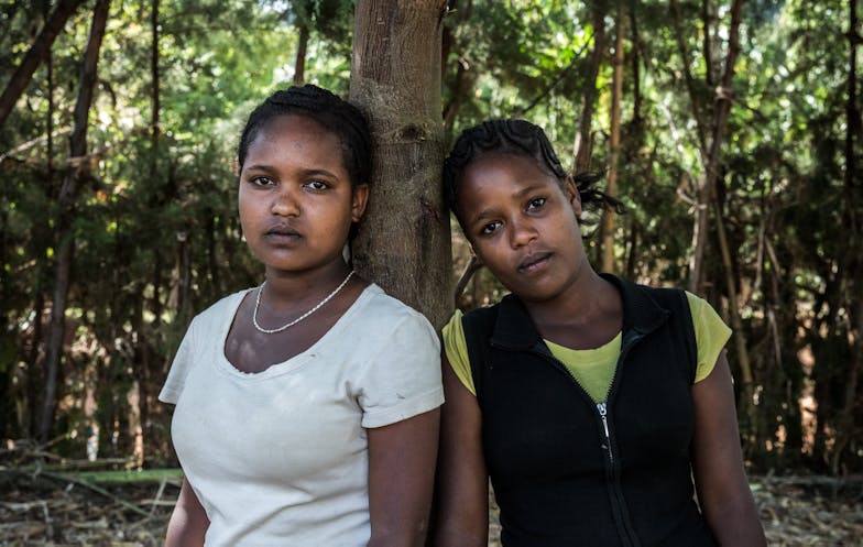 Endrias gunt zijn dochters een goed liefdesleven twee meisjes in Ethiopië