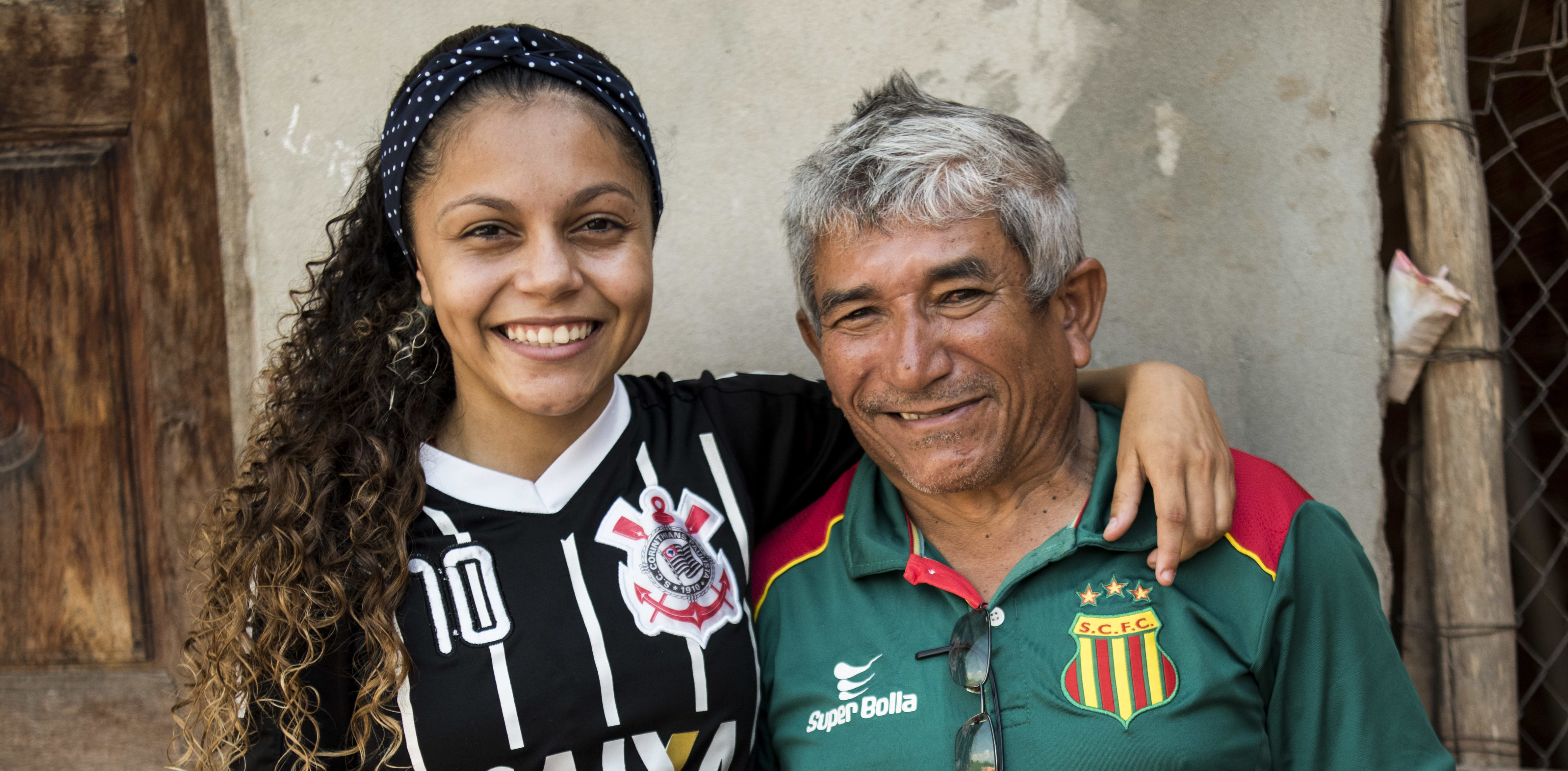 Meisjesvoetbal meisje met trainer