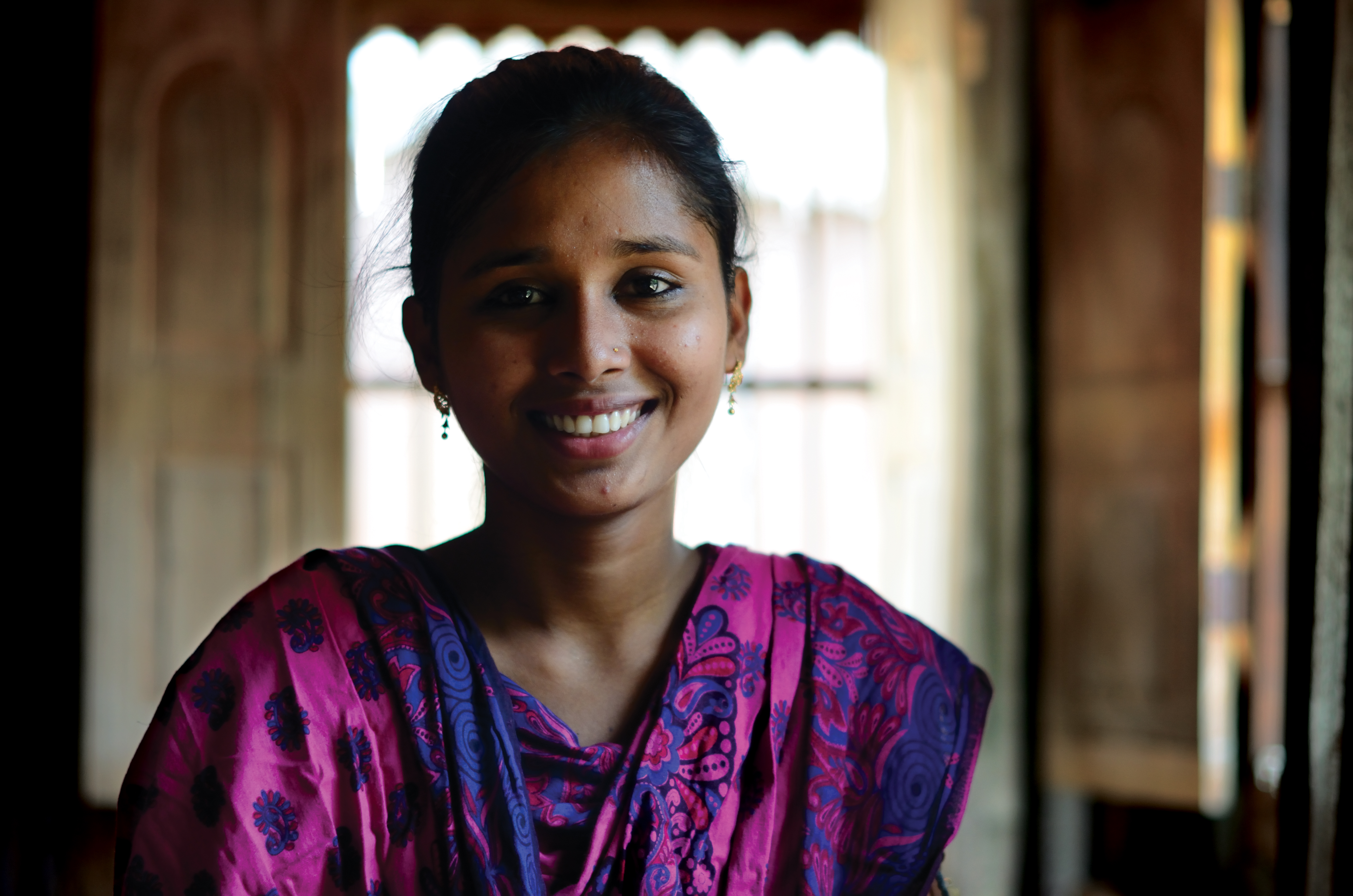 Lachend meisje uit Bangladesh