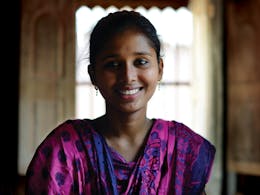 Lachend meisje uit Bangladesh