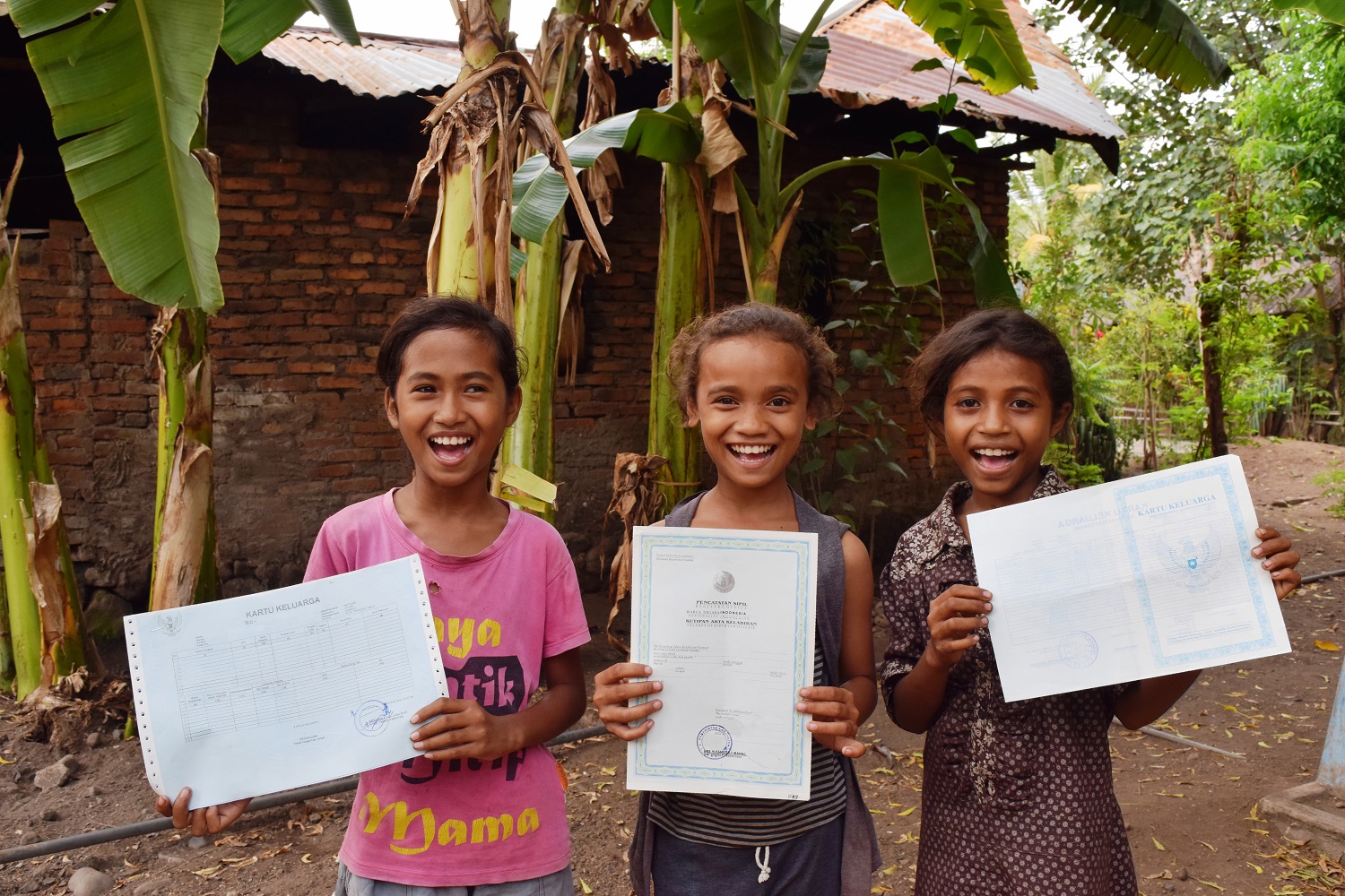 3 meisjes Indonesie geboortebewijs