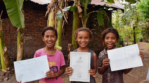 3 meisjes Indonesie geboortebewijs