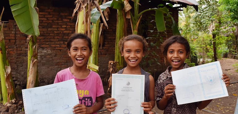 3 meisjes Indonesie geboortebewijs