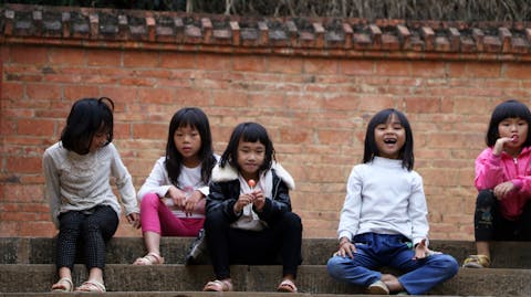 Meisje naar school China schoolkinderen