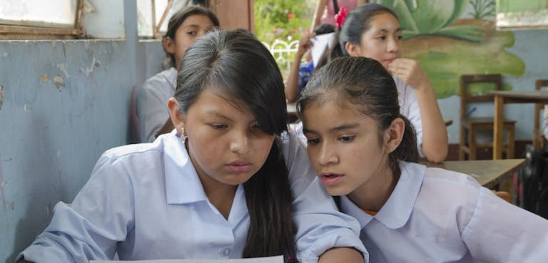Meisjes in de klas in Bolivia