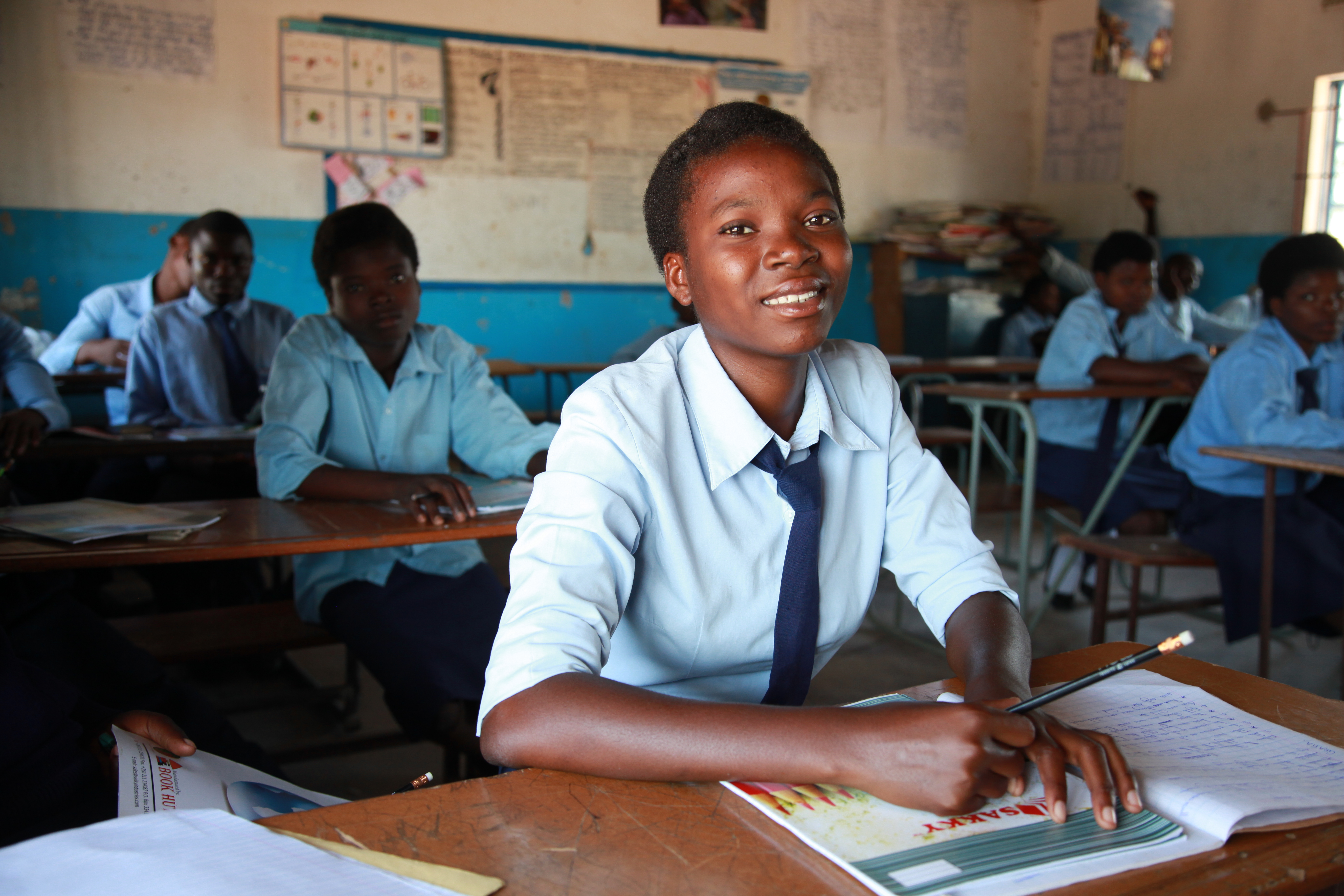 meisje in klaslokaal in zambia