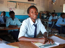 meisje in klaslokaal in zambia