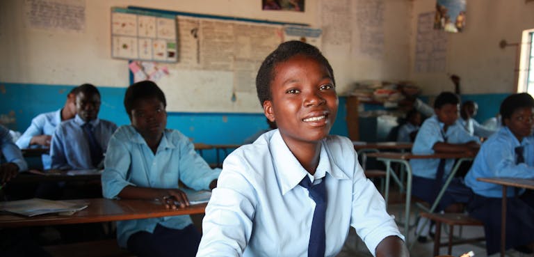 meisje in klaslokaal in zambia