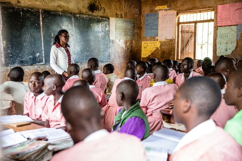 Meisjes in de klas in Uganda
