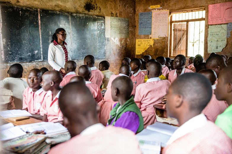 Onderwijs voor meisjes wereldwijd Meisjes in de klas in Uganda