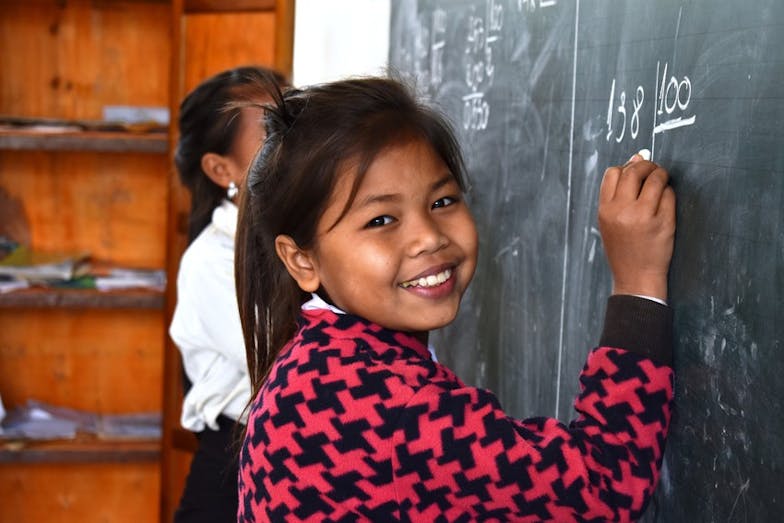 Meisje in de klas in Laos