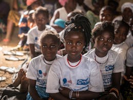 Meisjes in Guinee in een alternatief inwijdingsritueel