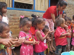 Meisjes wassen handen in Indonesie