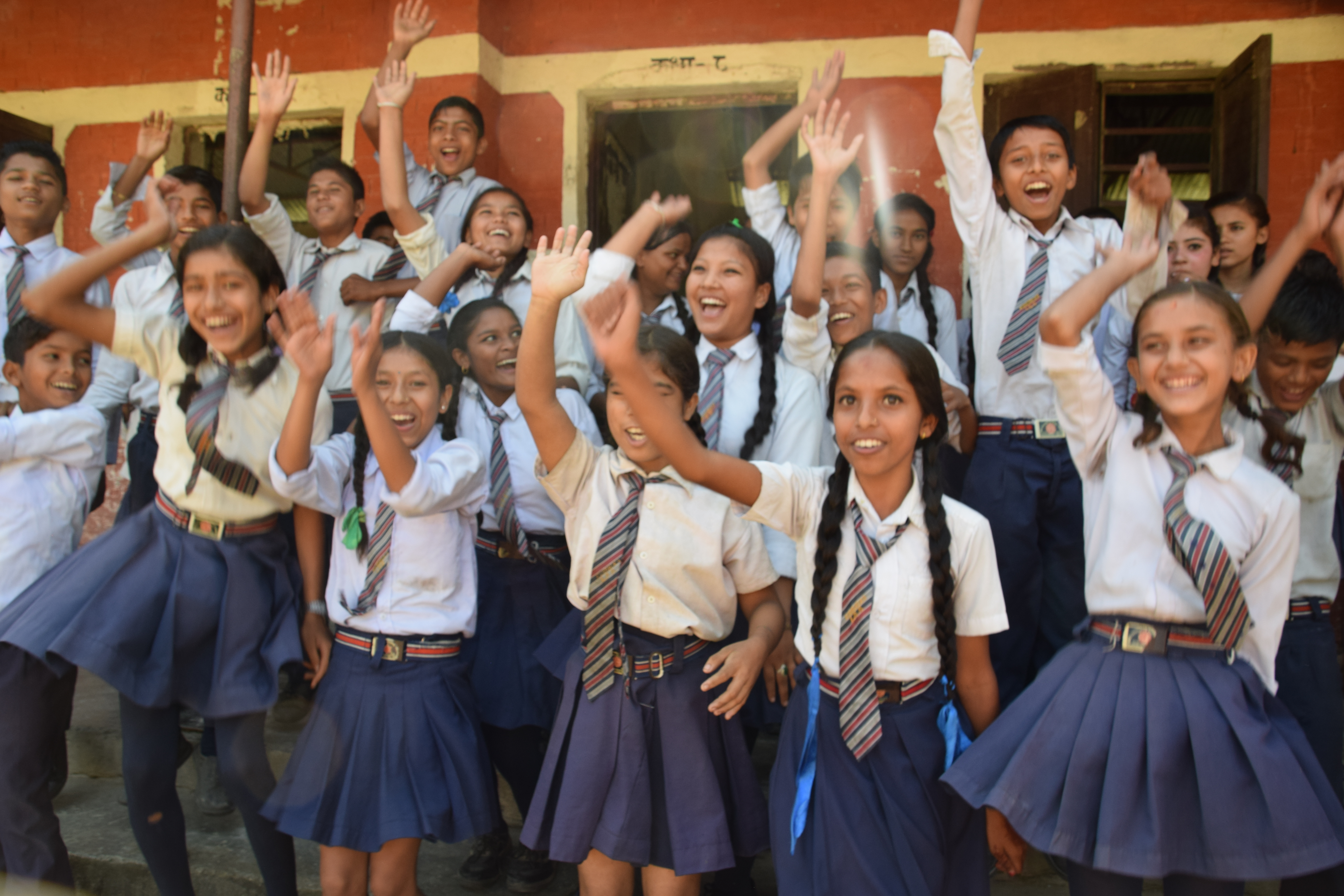 blije meisjes op school in Nepal