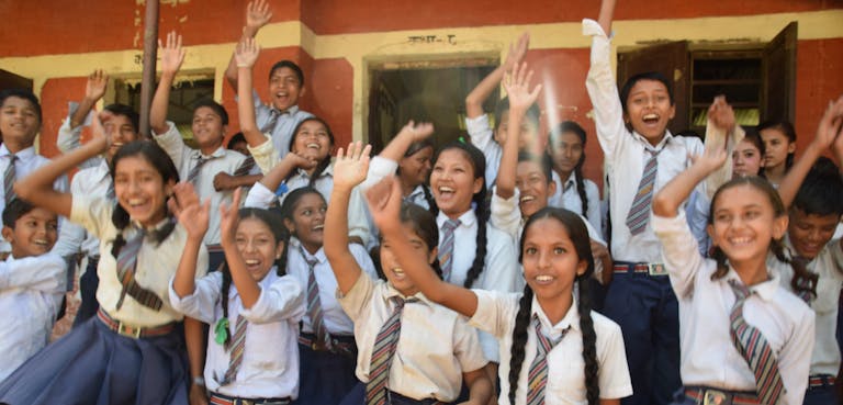 blije meisjes op school in Nepal