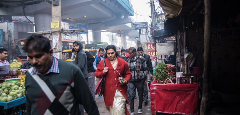 vrouw op straat in India