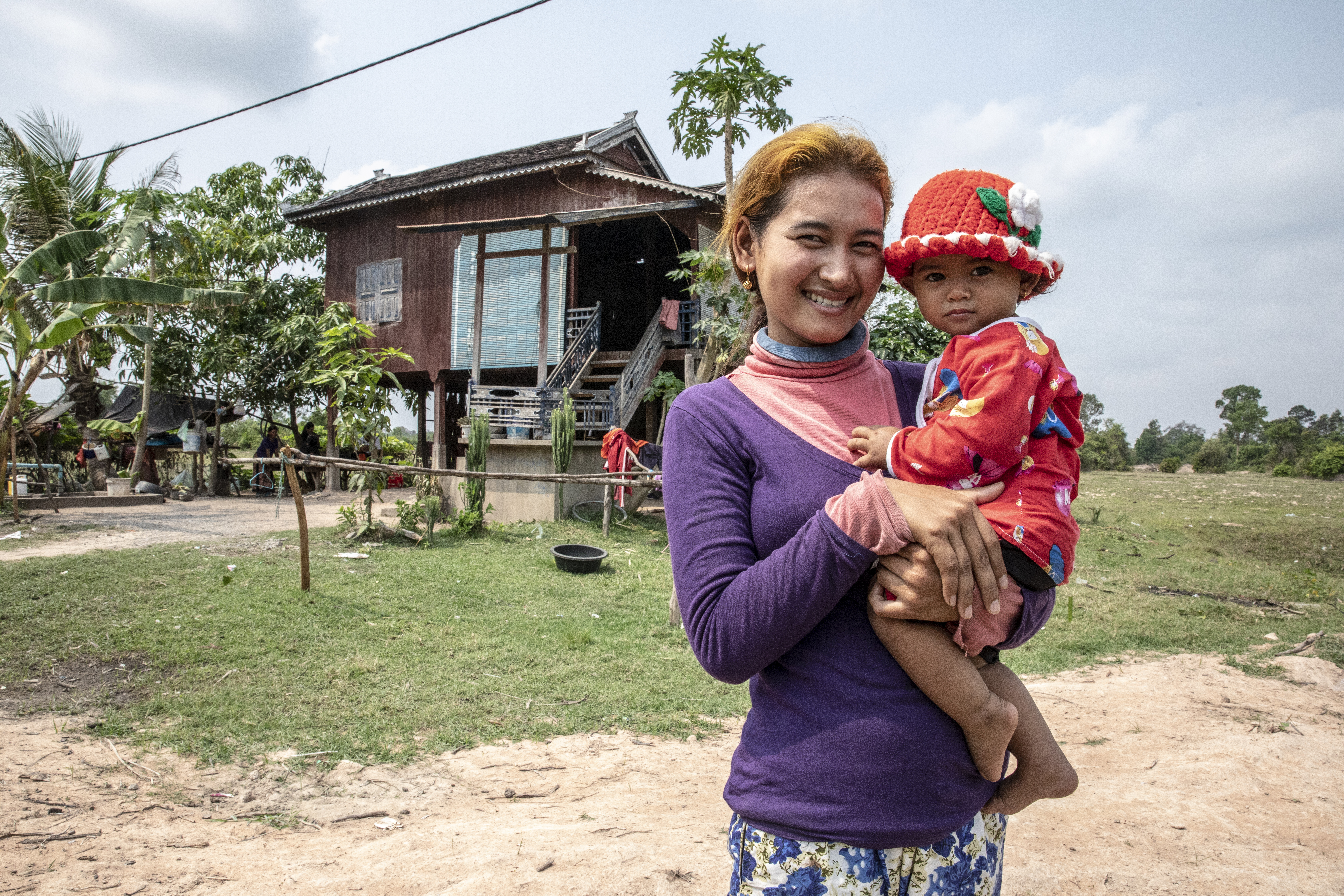 vrouw en kind voor huis in cambodja