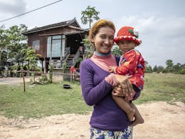vrouw en kind voor huis in cambodja