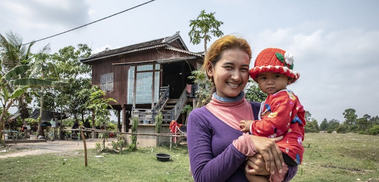 vrouw en kind voor huis in cambodja