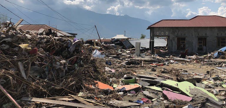 ingestorte huizen op het eiland Sulawesi na de aardbeving en tsuanami