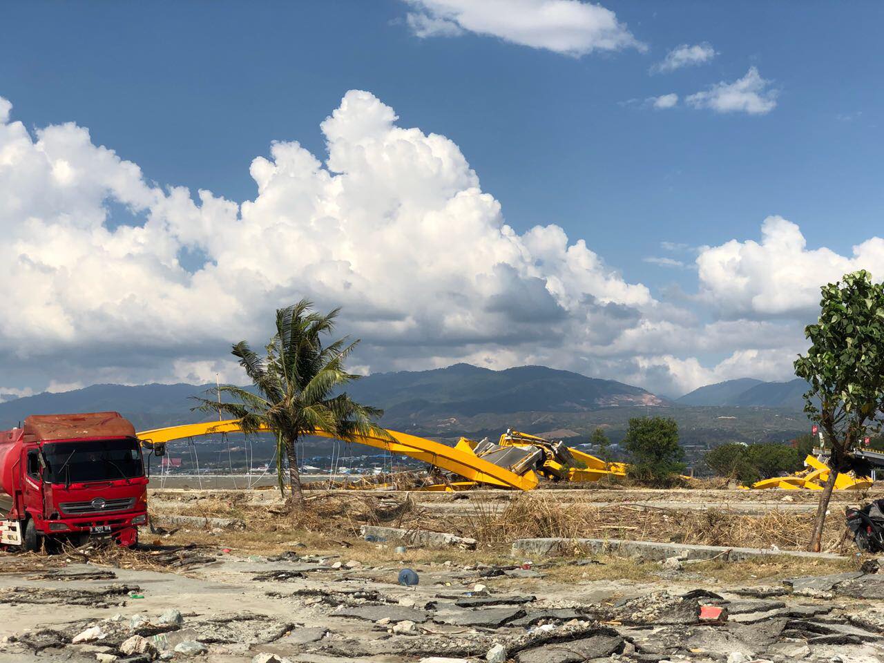ingestorte huizen op het eiland Sulawesi na de aardbeving en tsuanami