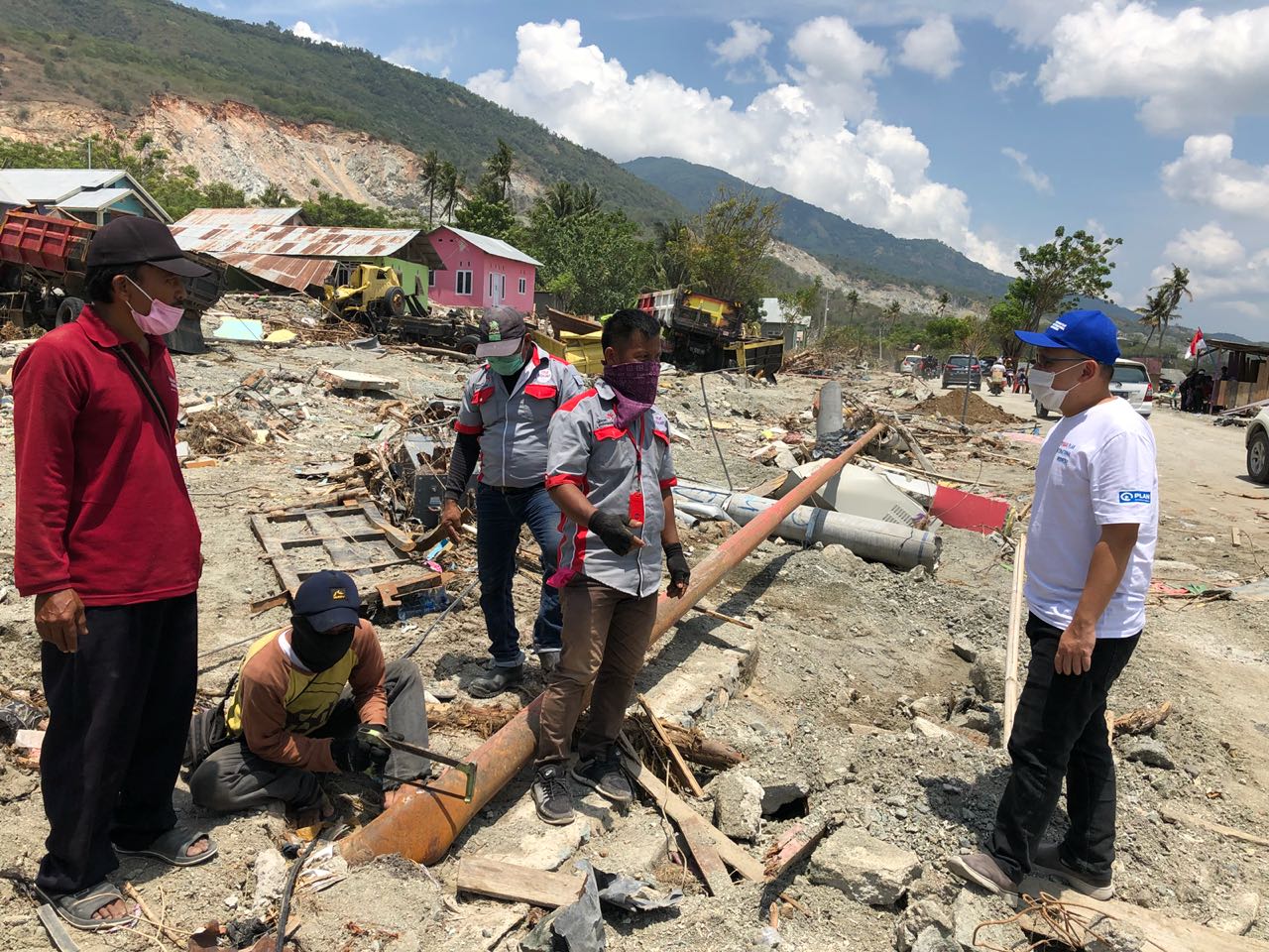ingestorte huizen op het eiland Sulawesi na de aardbeving en tsuanami