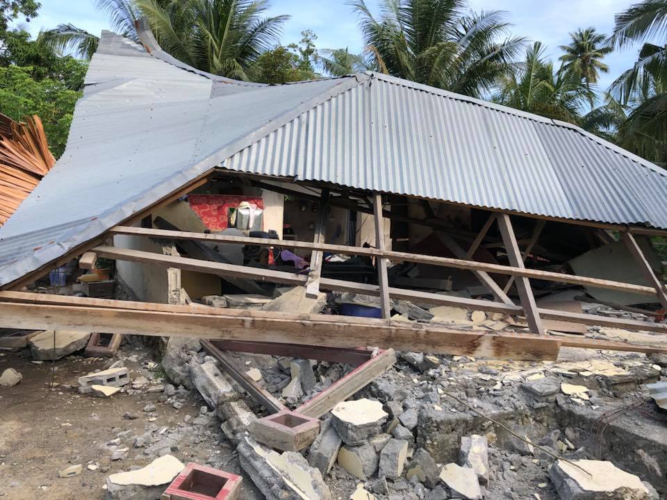 ingestorte huizen op het eiland Sulawesi na de aardbeving en tsuanami