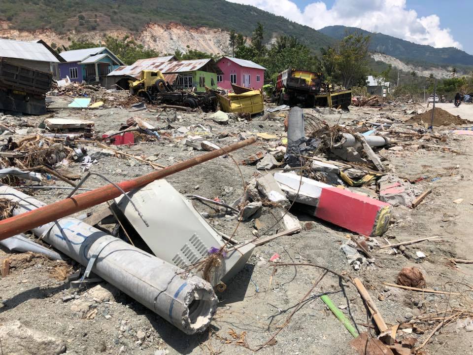 ingestorte huizen op het eiland Sulawesi na de aardbeving en tsuanami