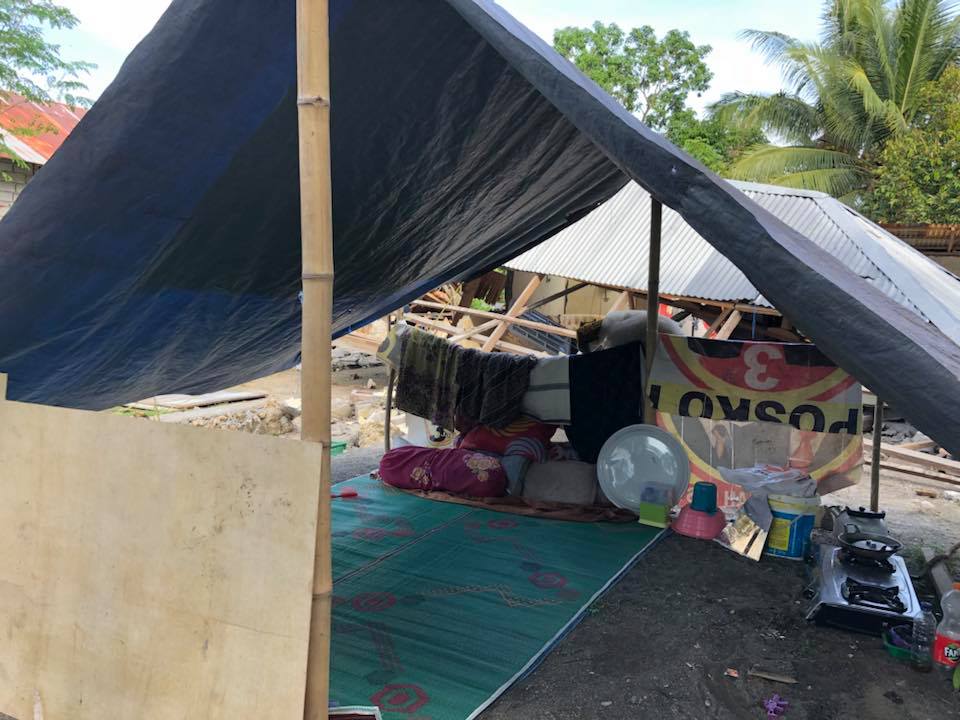 ingestorte huizen op het eiland Sulawesi na de aardbeving en tsuanami