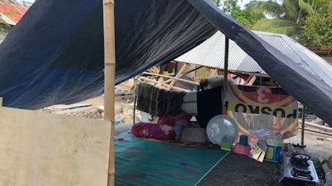 ingestorte huizen op het eiland Sulawesi na de aardbeving en tsuanami
