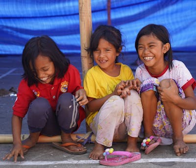 kinderen in opvangkamp na ramp op Sulawesi