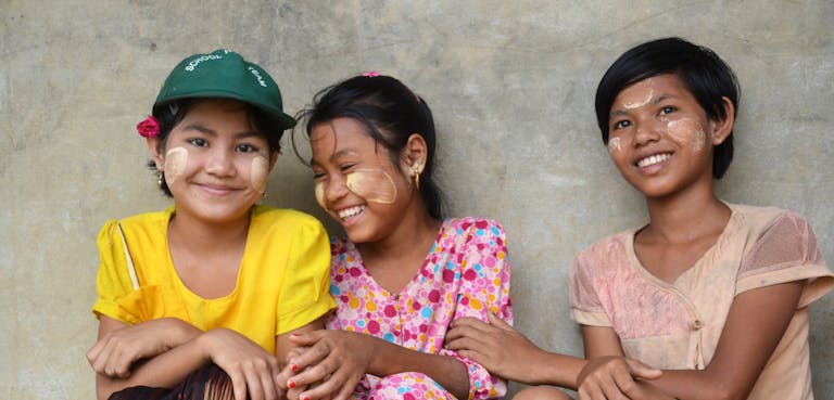 Drie meisjes in Myanmar