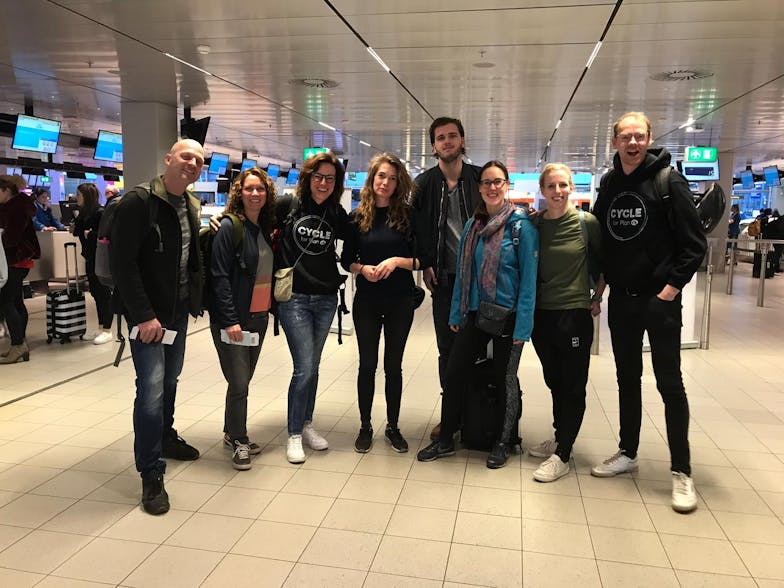 De fietsers op Schiphol voor Cycle for Plan Guatemala
