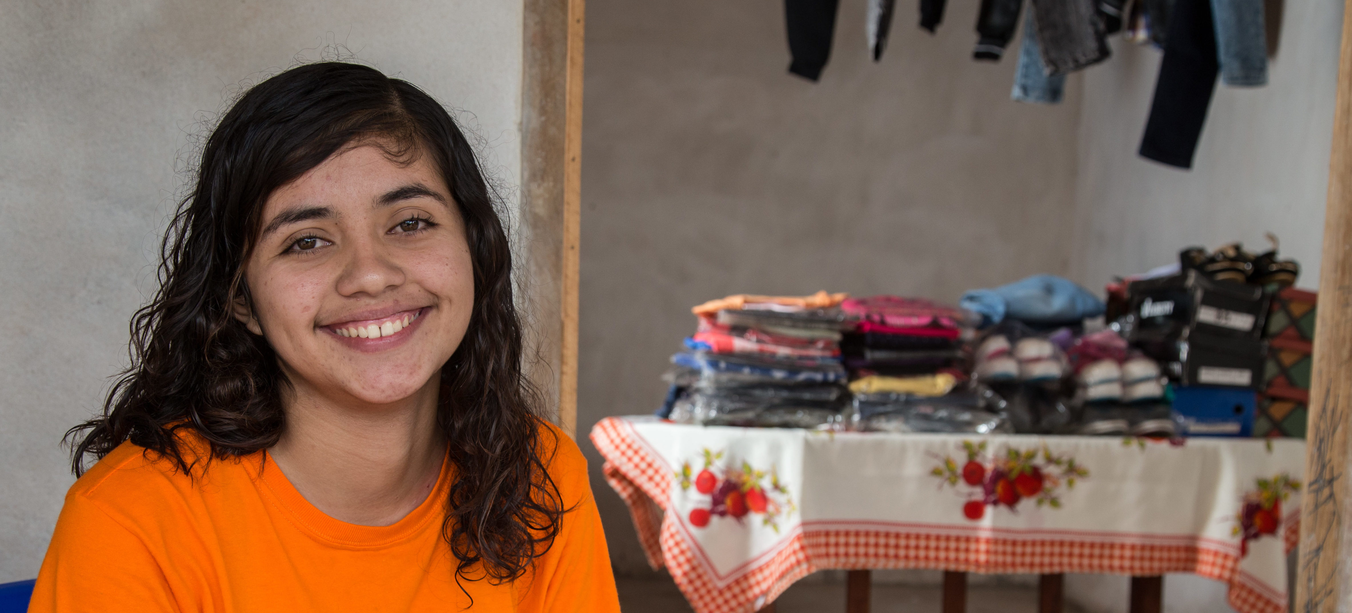 meisje verkoopt kleding in winkel