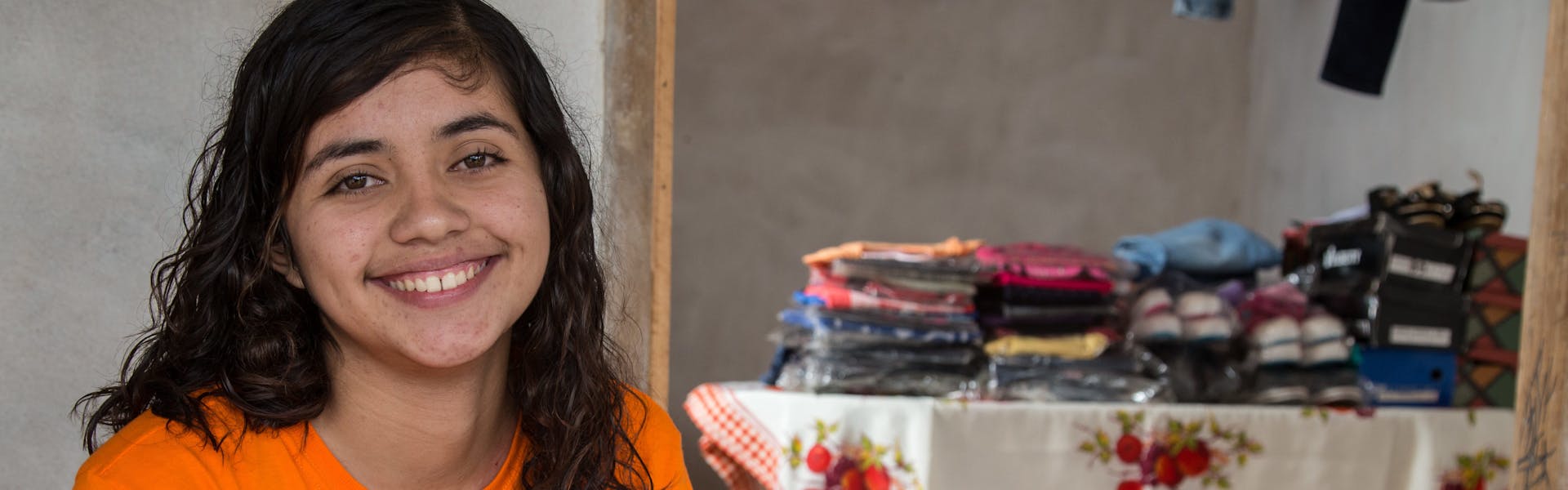 meisje verkoopt kleding in winkel