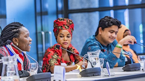 Youth advocates van de Girls Advocacy Alliance in de Tweede Kamer