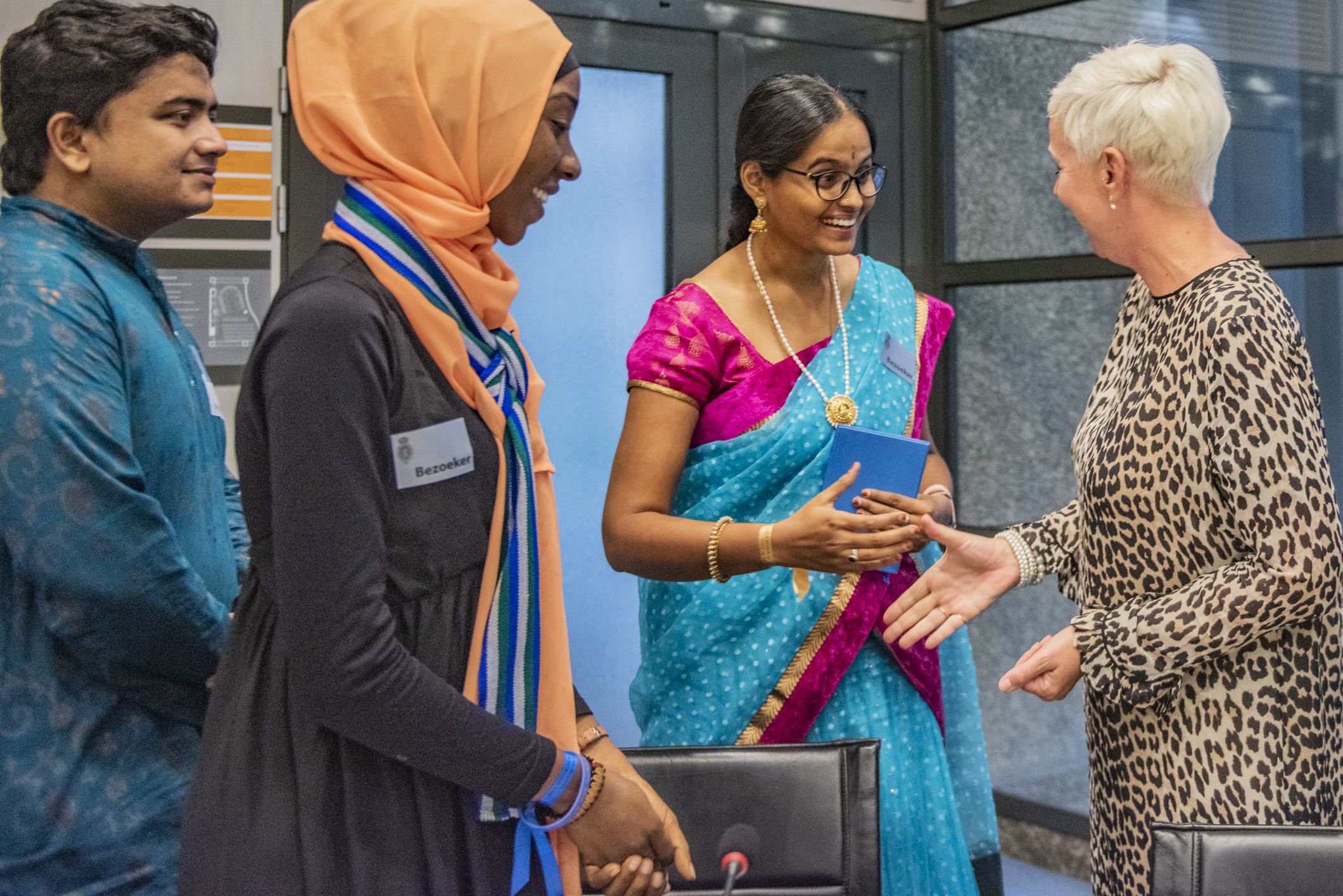 Youth advocate Vyjayanthi van de Girls Advocacy Alliance ontmoet Kirsten van den Hul in de Tweede Kamer