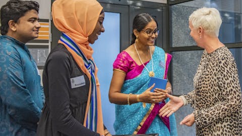 Youth advocate Vyjayanthi van de Girls Advocacy Alliance ontmoet Kirsten van den Hul in de Tweede Kamer