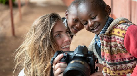 Fotograaf: Jeroen van Loon Kim Feenstra ging met Plan International naar Kenia om meiden te fotograferen die zijn besneden, jong kinderen kregen of als kind moesten trouwen.