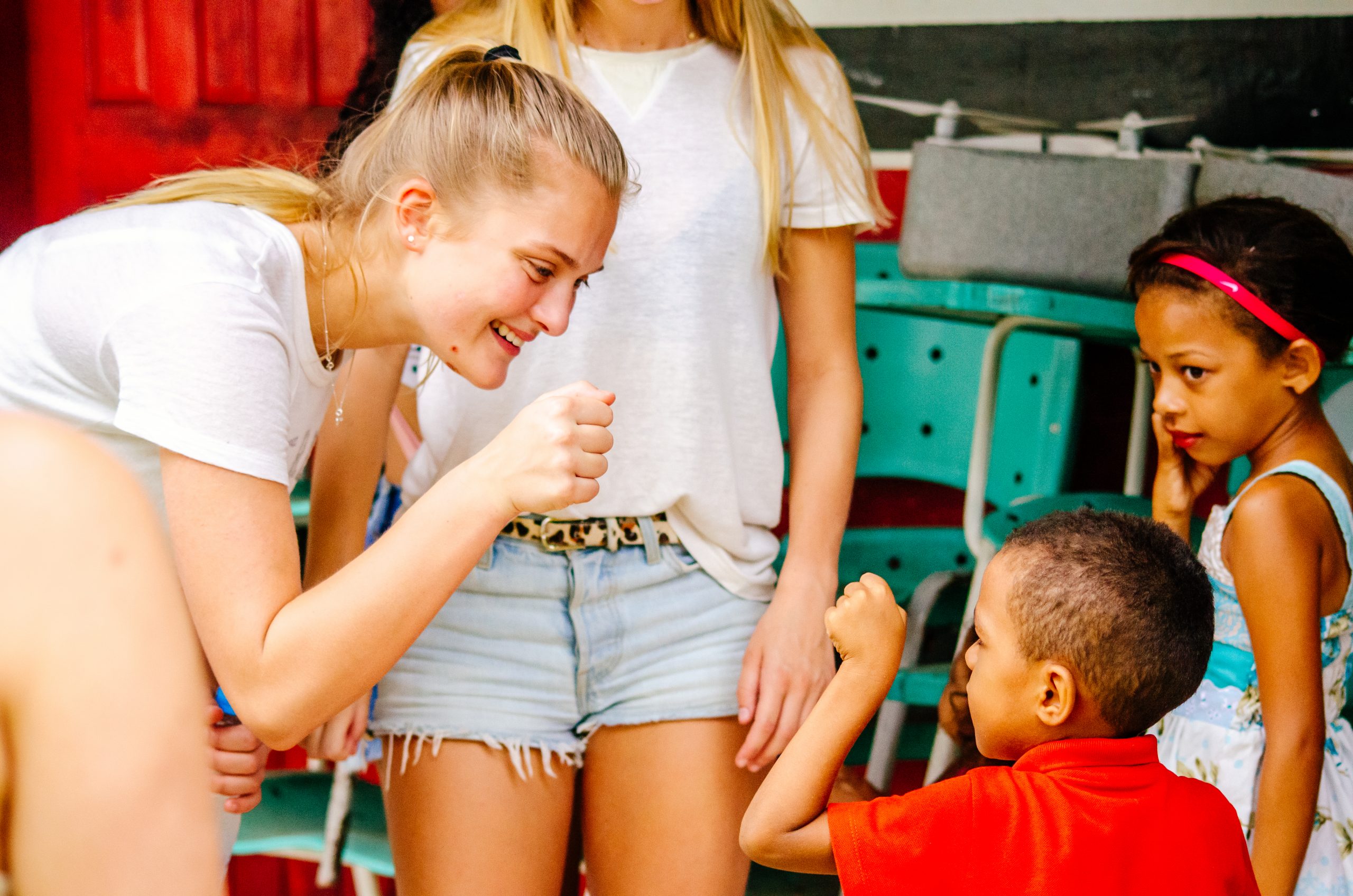 Sarina's dochter speelt met een van de kinderen.