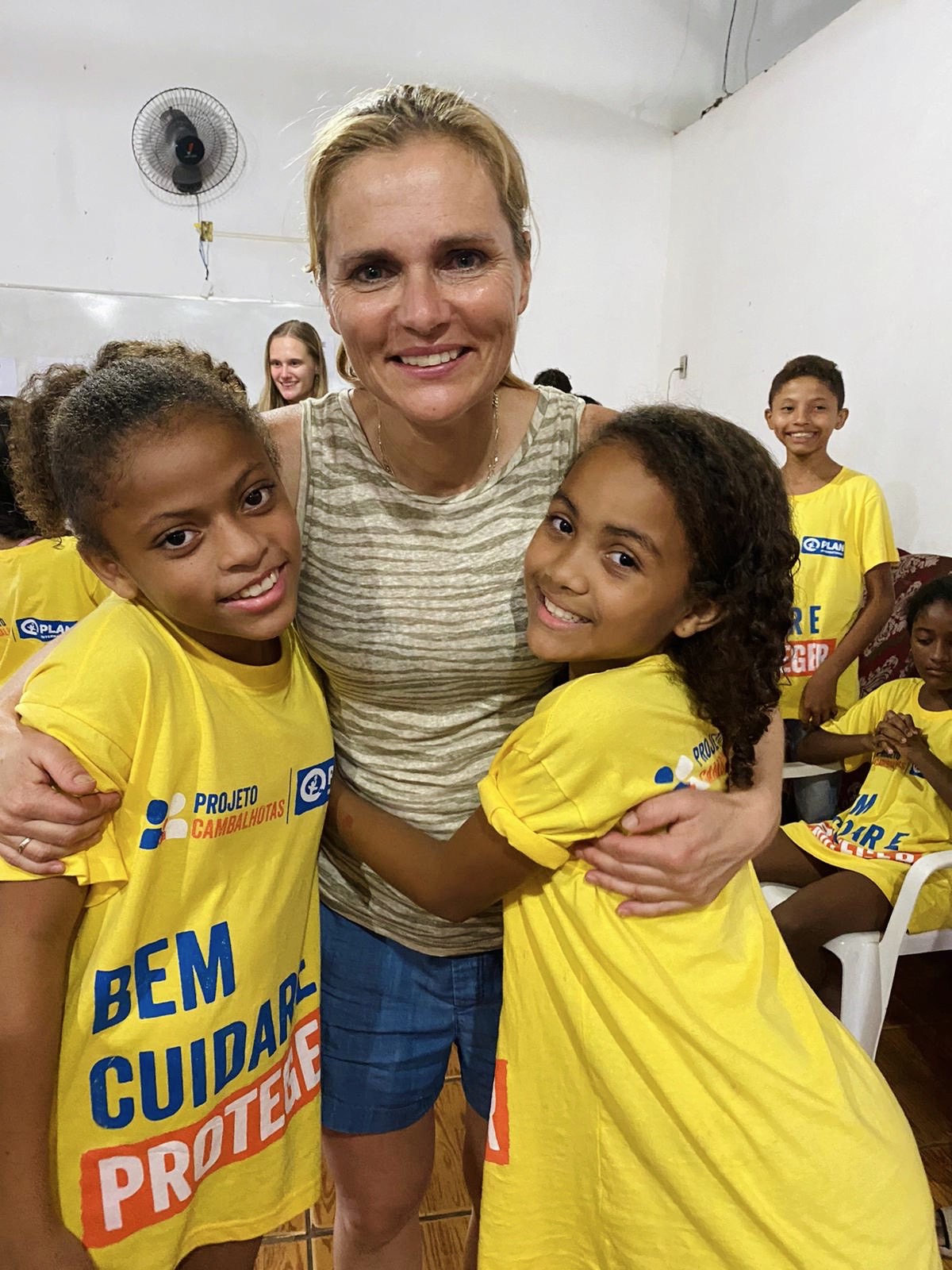 Sarina met twee meisjes.