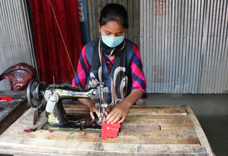 Raziya uit Bangladesh deelt zelfgemaakte mondkapjes uit