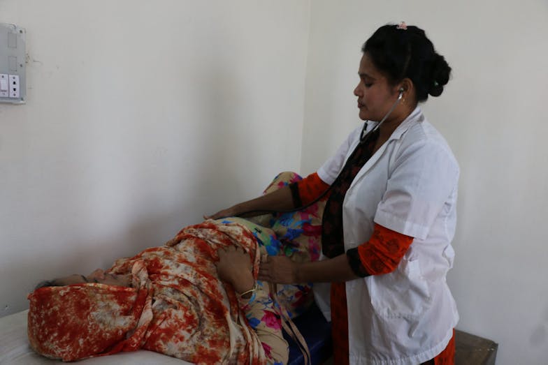 3 ZORGMEDEWERKERS DIE ZICH INZETTEN VOOR BETERE GEZONDHEIDSZORG Jesmin verloskundige Bangladesh