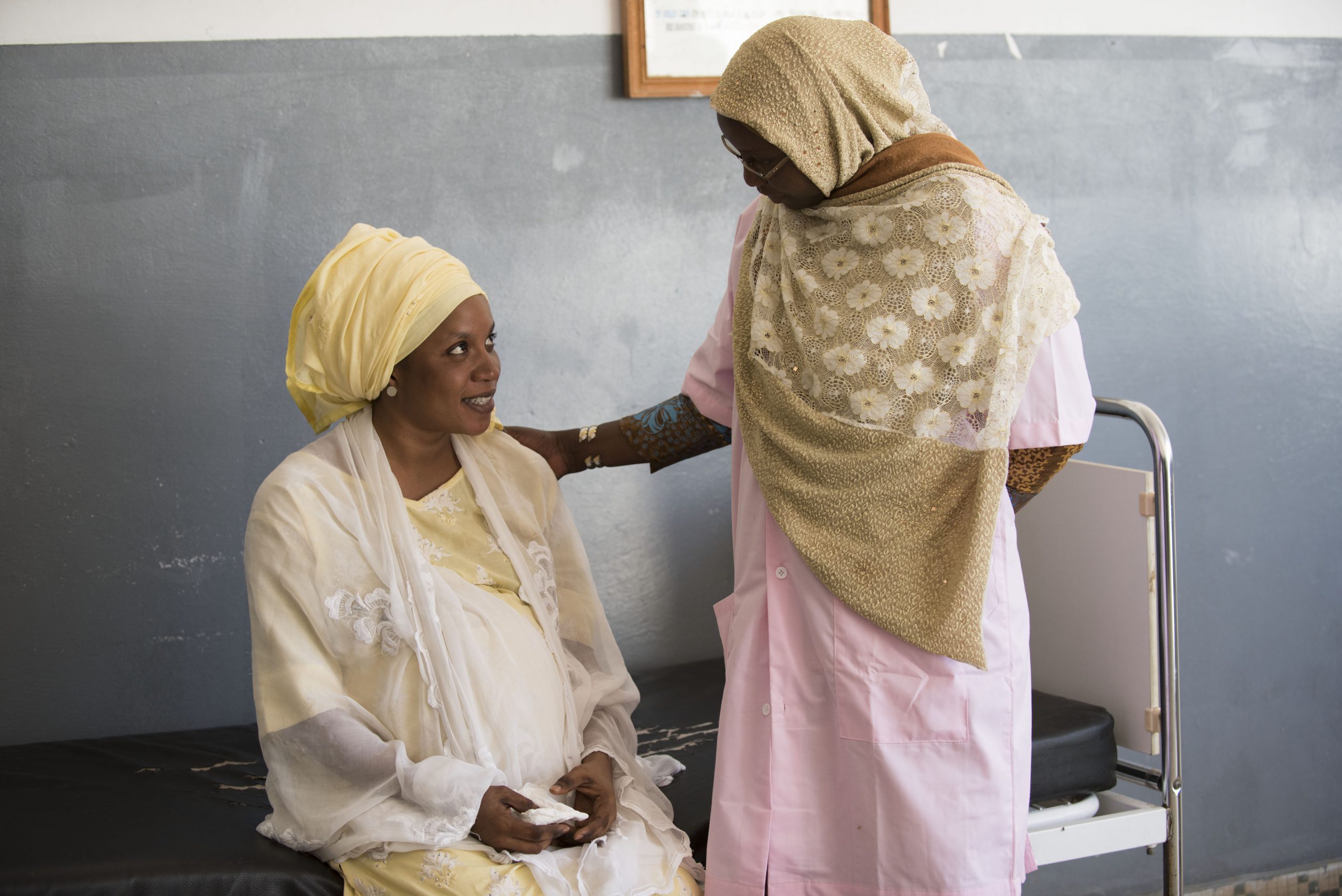 Madame Badji helpt vrouw met zorg